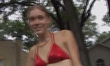 Osupljive prizore surovega seksa z oblečeno blond najstnico