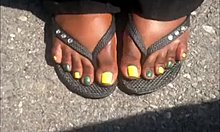 Ebony MILF ateşli bir videoda yeşil ayak parmaklarını sergiliyor