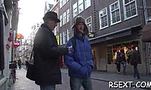 Starší muž zvádza a šuká amatérsku ženu v amsterdamskej štvrti červených svetiel
