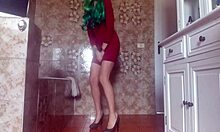 गीली और जंगली घर का बना वीडियो जिसमें एक लड़की अपनी सेक्सी ड्रेस और डायपर में पेशाब करती हुई दिखती है।