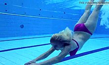 Venäläisen teinin Elena Prokovan luonnolliset tissit ja täydellinen vartalo uima-altaassa
