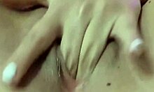मस्कुलर हंक अपनी ब्रूनेट गर्लफ्रेंड को रफ सेक्स से संतुष्ट करता है।