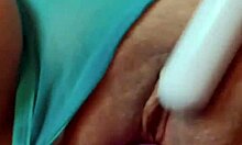 Milfy mamička si doma dráždi prsty