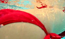 Katy Sorokas nua à beira da piscina nadando em biquíni vermelho