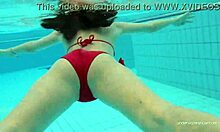 ケイティ・ソロカスがプールサイドで裸で赤いビキニのお尻で泳ぐ