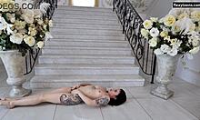 Dasha Gaga, tetovaná teenka s úžasnou postavou, předvádí akrobatické pohyby na podlaze