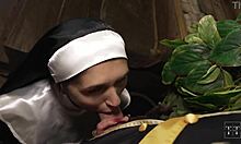 天然美乳の修道女が筋肉質な司祭を官能的なフェラチオで喜ばせる