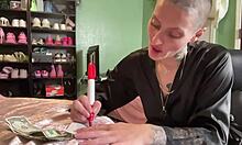 Татуированные девушки с чувственным стриптизом под музыку Ники Минайс