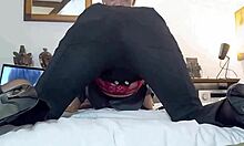 Europäische Freundin in schwarzem Leder und roten Dessous genießt von hinten und von Arsch zu Mund