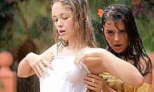 Bestialiska tonårstjejer blir våta under duschen utomhus