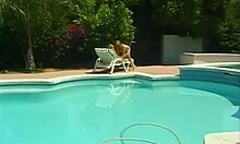 Ретро видео на Рейси, включващо Голди Макхоун и нейната приятелка