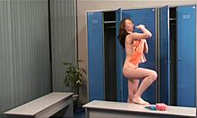 Štíhla žena s nahým telom zvodne pózuje v šatni
