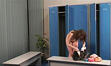 Štíhla žena s nahým telom zvodne pózuje v šatni