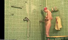 אפרוח חובב קינקי מראה את הגוף המושלם שלה במקלחת