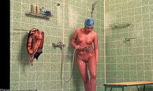 Amadora magrinha mostra seu corpo nu e molhado no chuveiro (voyeur HD)
