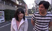 Japansk tjej är blyg med en främling och knappt laglig