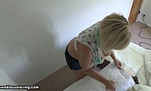 Amateur vriendin maakt het bed op terwijl ze er heet uitziet