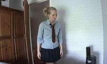 この女子校生のいたずらで誘惑的なアップスカートを見てください。
