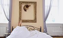 Тамнокоса лепотица показује своју пичку и секси ноге на великом кревету