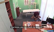 Σεξ με κάμερα κατασκόπων με τη σέξι έβενο ασθενή Jasmine Webb