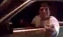 في حالة سكر الرجال الروس يقودون السيدات عارية على سيارتهم
