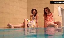 Bubarek e sua namorada se divertem na piscina