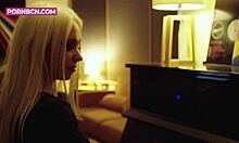 Une adolescente blonde aux gros seins avec des compétences en piano se livre à une masturbation hardcore en solo