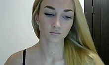 Astarta69, en amatør webkameramodell, har sex med seg selv i en privat video på supcams.com