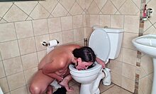 Una donna si diverte a leccare il bagno e a masturbarsi da sola
