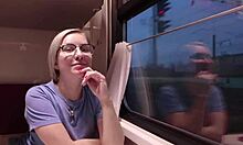 Seksi dekle z naravnimi joški se jebe na vlaku