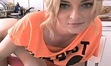 Blond amatérska tínedžerka masturbuje a šuká sa pred webkamerou
