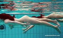 Adolescenţi în bikini se bucură de jocuri subacvatice sălbatice
