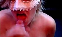 Kotitekoinen video, jossa iso kukko räjähtää naamioitujen MILF-naisten rinnoilla