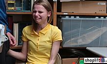 الروسية في سن المراهقة مع الثدي الصغيرة اشتعلت على الكاميرا الخفية