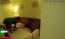Возбужденная пара сосет и лижет на скрытой камере в гостиничном номере