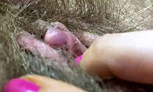 Close-up yang melampau dari amatur liar klitoris besar di dalam hutan