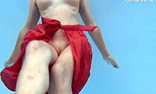 Emily Ross, egy szexi MILF, levetkőzik a víz alatt