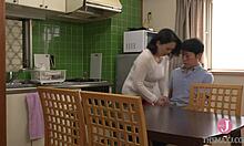 日本 の 継母 Fumie Akiyama は,親指 と  で 友 の 射精 を 誘う