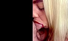Video af en smuk blondine, der giver en mundvædende blowjob - bestil din tid nu