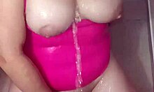 Amatorska pokojówka ogoli swoją cipkę i tyłek pod prysznicem i rozgrzewa się spermą