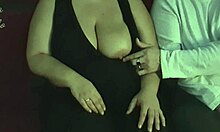 Krásná tlustá amatérská žena dostává do svých velkých prsou tření od cizince v divadle pro dospělé