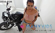 Brazílská dospívající Lauren Latina má svůj velký zadek v psím stylu na své motocykli v Kolumbii