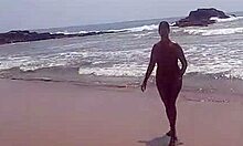 リアル カップルが 浜辺 で 公開 の 裸 を 楽しん で いる