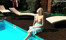 Mimi Cica, a tetovált pornósztár, a medencében piszkál
