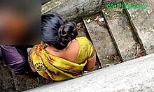 En indisk kone nyter å ha sex utendørs med sin svigerinne