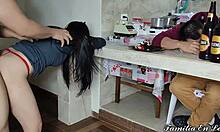 Ev yapımı videoda bir Japon kızı, boynuzlu erkek arkadaşı tarafından yönetiliyor