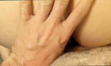 Surové amatérské POV video o 40-leté milfce, která si hraje s zadkem a má anální sex