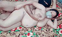 बड़े स्तनों और बट के साथ श्यामला MILF हाउसकीपर के साथ बिस्तर साझा करती है