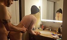 Транссексуална сестричка получава анален секс от голям пенис в банята