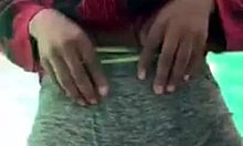 Vidéo maison d'un adolescent stimulant le clitoris et le pied de chameau